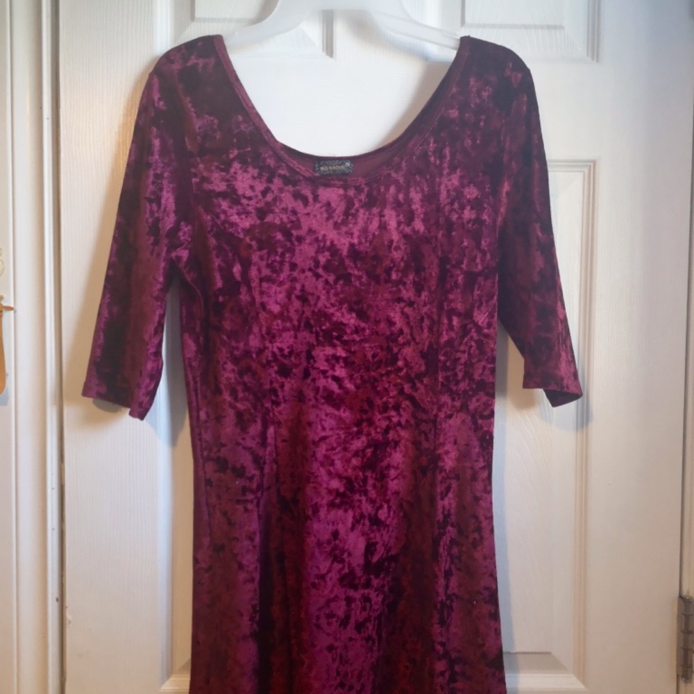 ELEGANT RED VELVET DRESS